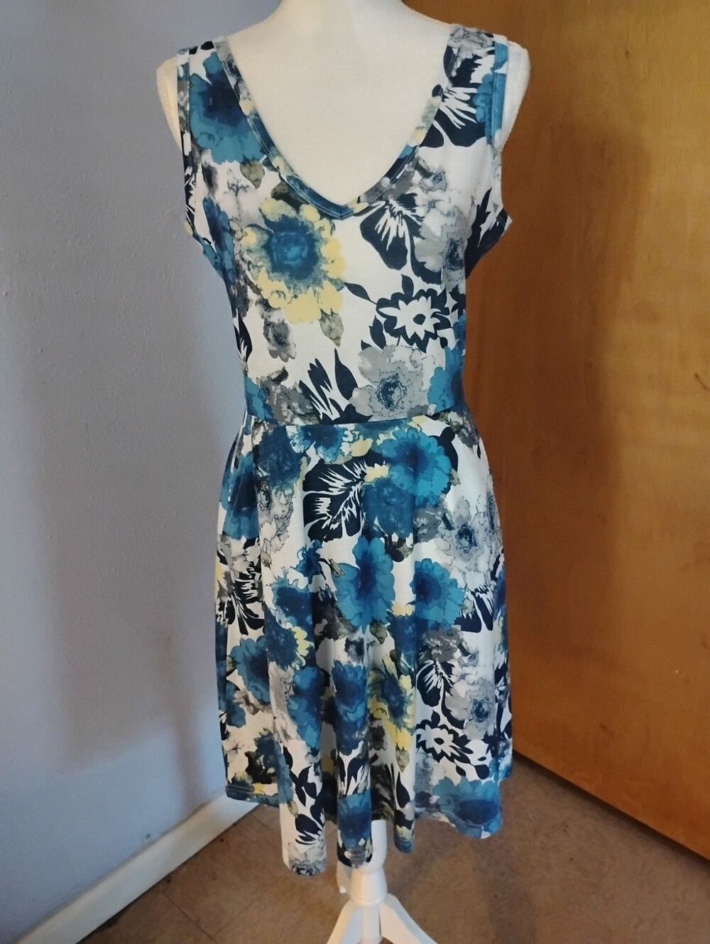 Huhot Blue White Floral V-neck Fit-and-Flare Retro Boho Preppy Chic Dress Size M